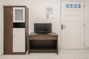 Μια τηλεόραση ή/και κέντρο ψυχαγωγίας στο Seladarma Cozy Mitra RedDoorz