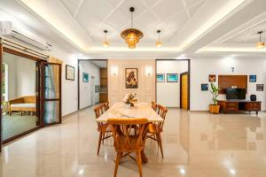 Μια τηλεόραση ή/και κέντρο ψυχαγωγίας στο Rhythm 2BHK Jacuzzi Private Villa Bangalore