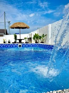 Bazén v ubytování Lapang Tuju Private Pool Homestay nebo v jeho okolí