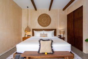 - une chambre avec un lit blanc et une table en bois dans l'établissement Nawasena Villa B - Earthy Luxury Villa, Walk to Beach in Pererenan, à Cemagi 45 autres photos