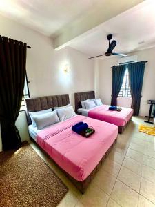 Voodi või voodid majutusasutuse Lapang Tuju Private Pool Homestay toas