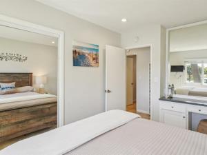 ein Schlafzimmer mit zwei Betten und einem Waschbecken in der Unterkunft Beautiful 2 Bed Beach Condo #104 in Carpinteria