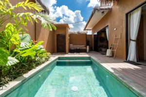 une piscine dans l'arrière-cour d'une villa dans l'établissement Nawasena Villa B - Earthy Luxury Villa, Walk to Beach in Pererenan, à Cemagi