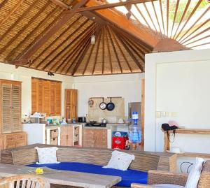 Η κουζίνα ή μικρή κουζίνα στο Villa DeBagus villa 2Br-4BR Nusa Lembongan +5 φωτογραφίες