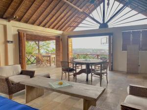 Χώρος καθιστικού στο Villa DeBagus villa 2Br-4BR Nusa Lembongan