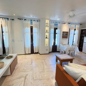 un soggiorno con un divano e un tavolo di Casa De Mabel a Santo Domingo