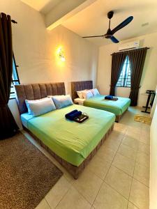 Voodi või voodid majutusasutuse Lapang Tuju Private Pool Homestay toas