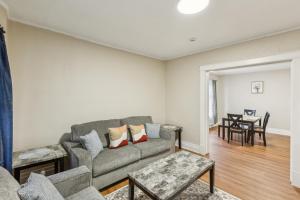 Χώρος καθιστικού στο Cozy Upper Flat Minutes from Niagara Falls apts