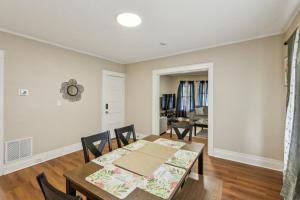 Χώρος καθιστικού στο Cozy Upper Flat Minutes from Niagara Falls apts