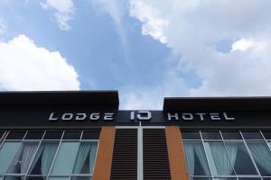un bâtiment avec un panneau indiquant le lodge p hôtel dans l'établissement Lodge 10 Hotel, à Seremban