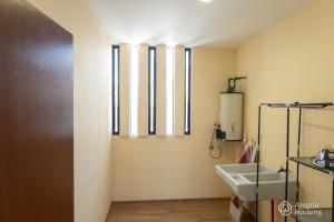 ein Badezimmer mit einem Waschbecken und zwei Fenstern in der Unterkunft T - Apartamento Privado - Alegría Housing in Aguascalientes