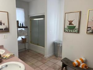 Koupelna v ubytování THE VILLA Farm Sleeps 20 more