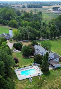 Bazén v ubytování THE VILLA Farm Sleeps 20 more nebo v jeho okolí