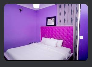 Postel nebo postele na pokoji v ubytování 4 BRASS Hotel