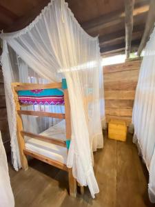 Rúm í herbergi á Palmarío Hostal