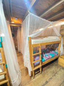 Rúm í herbergi á Palmarío Hostal