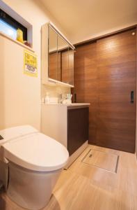 東京にある池袋戸建の白いトイレと鏡のあるバスルーム +18枚の写真