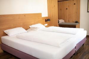 Postel nebo postele na pokoji v ubytování Landgasthof Hirschen