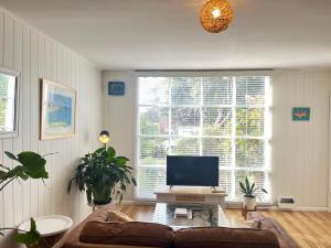 Televisyen dan/atau pusat hiburan di Convenient Sunset Beach and Garden