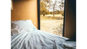 Ένα ή περισσότερα κρεβάτια σε δωμάτιο στο Little Mango Farm Retreat by Tiny Away