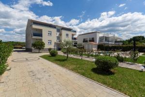 a house with a garden in front of a building at Villa Ancora in Rovinj