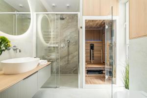 a bathroom with a glass shower and a sink at Wonder Home - Domki górskie wolnostojące z prywatnymi tarasami - zielona okolica in Karpacz