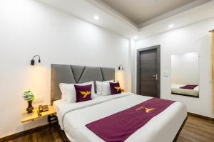 Postel nebo postele na pokoji v ubytování Hotel Admire Inn Sector 104