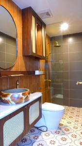 a bathroom with a toilet and a sink and a shower at Maison Homestay Pho Bien 17, Ocean Park 3 in Ðình Loan