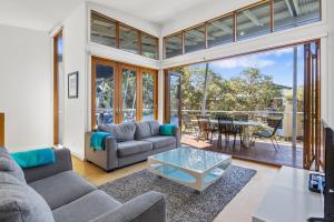 un salon avec un canapé et une table dans l'établissement South Shores Villa 50, à Normanville