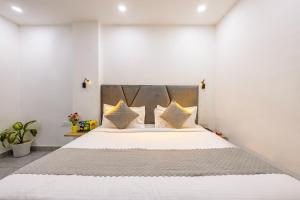 Postel nebo postele na pokoji v ubytování Hotel Admire Inn Sector 104
