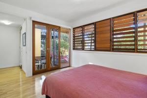 une chambre avec un lit et une grande fenêtre dans l'établissement South Shores Villa 50, à Normanville 10 autres photos