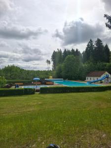 un grand parc aquatique avec une grande piscine dans l'établissement Ferienhaus Willi, à Elend