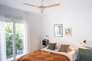 a bedroom with a bed with a ceiling fan at Vistas al mar en Urbanización Marina Playa in Almuñécar