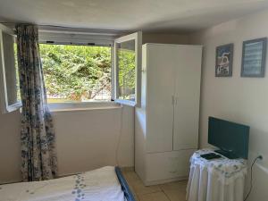 TV a/nebo společenská místnost v ubytování Tiny Comfort House