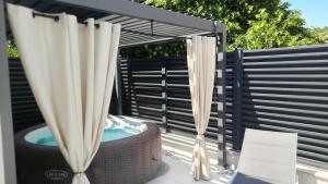 Foto dalla galleria di Villa Nostalgia pool & wellness a Gračišče
