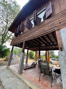 a pavilion with a table and chairs on a brick patio at The Say Ba Homestay at Mae Chaem เด๊อะเซ่บะ โฮมสเตย์ แม่แจ่ม in Mae Chaem