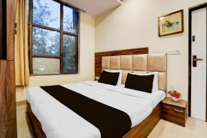 a bedroom with a large bed and a window at Collection O Sindhi Camp Bus Stand Formerly Hotel Metro View in Jaipur +28 photos