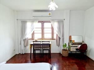 Postel nebo postele na pokoji v ubytování DoubleTree House