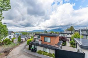una vista aerea di un quartiere residenziale con case di Modern Private 3BR House a Vancouver