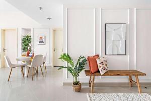 un salon avec un banc et une table dans l'établissement Silkhaus Modern 2 BDR | Sea View | Oceanscape, à Abu Dhabi