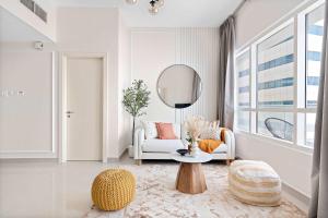 - un salon avec une table et un miroir dans l'établissement Silkhaus Modern 2 BDR | Sea View | Oceanscape, à Abu Dhabi