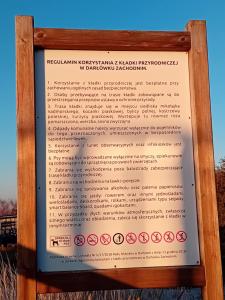 un panneau dans un cadre en bois avec une description dans l'établissement Darłówko 300m plaża Kładkowe Studio 1, à Darłowo