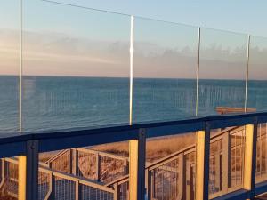 une vue sur l'océan depuis un balcon dans l'établissement Darłówko 300m plaża Kładkowe Studio 1, à Darłowo 74 autres photos