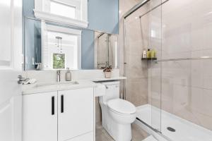 un bagno bianco con wc e doccia di Modern Private 3BR House a Vancouver Altre 20 foto