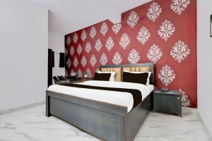 加济阿巴德Super Hotel O Nehru Nagar Near Bus Stand的一间卧室配有一张红色墙壁的床