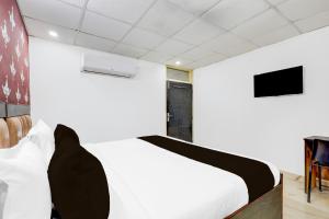 Super Hotel O Nehru Nagar Near Bus Stand的电视和/或娱乐中心