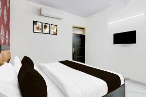 Super Hotel O Nehru Nagar Near Bus Stand的电视和/或娱乐中心