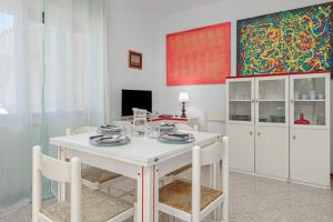 TV a/nebo společenská místnost v ubytování Quadrilocale Via D'annunzio + 12 fotografií