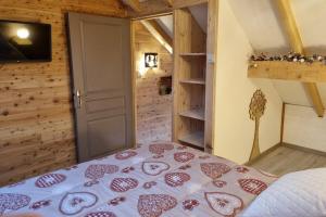 内瓦什Estatico 1 - T2 duplex apartment sleeps 4的一间卧室,配有一张心形床