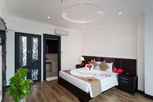 1 dormitorio con 1 cama grande decorada en rojo en Adina hotel Đa Nang Beach, en Da Nang 118 fotos más